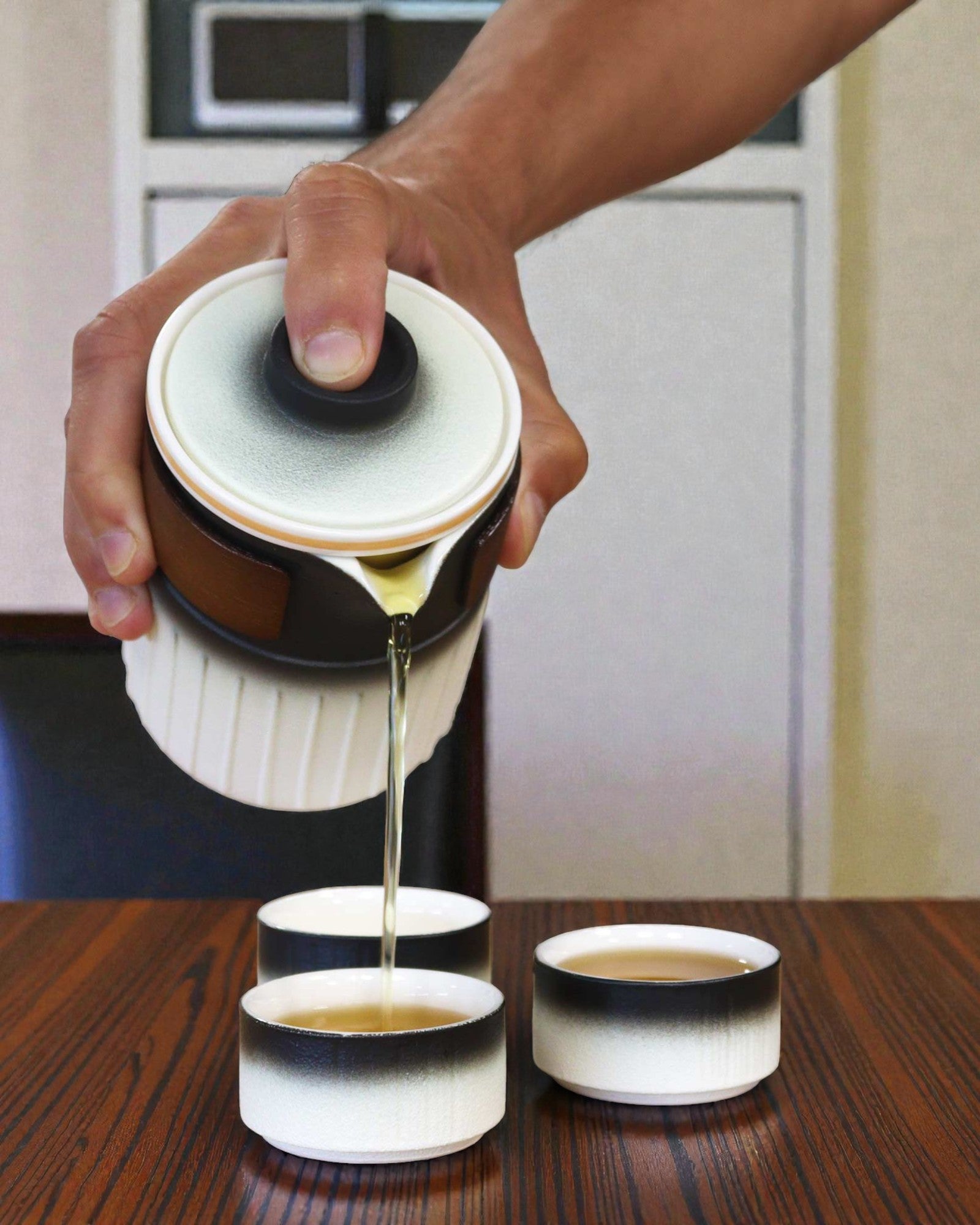 Kolmen ystävän matka – Matkakäyttöön tarkoitettu keraaminen setti teekannulla ja 3 kupilla