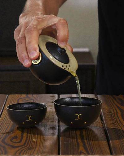 Musta onnenkissa – teesetti, 2 kuppia (musta)