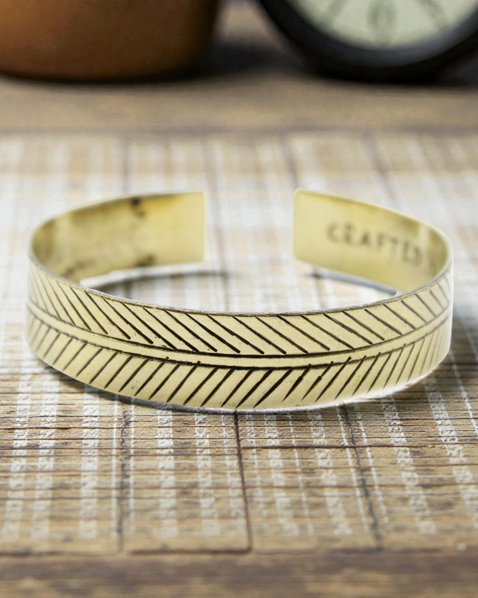 Tiibetiläinen messinkirannekoru Kultainen lehti – Leveä tribal