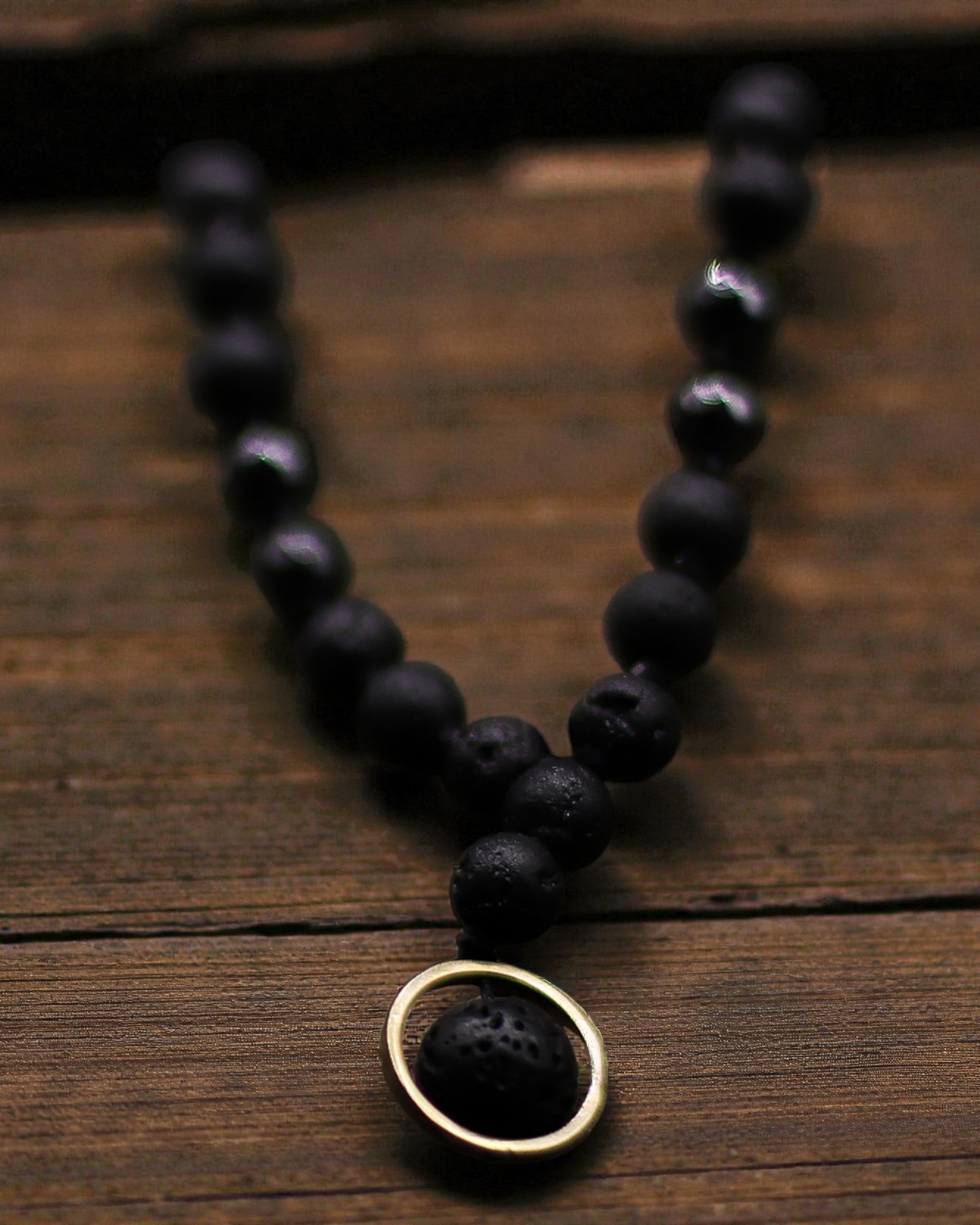 Kaulakoru Tulivuoren olemus – Uudestisyntyminen ja uudistuminen