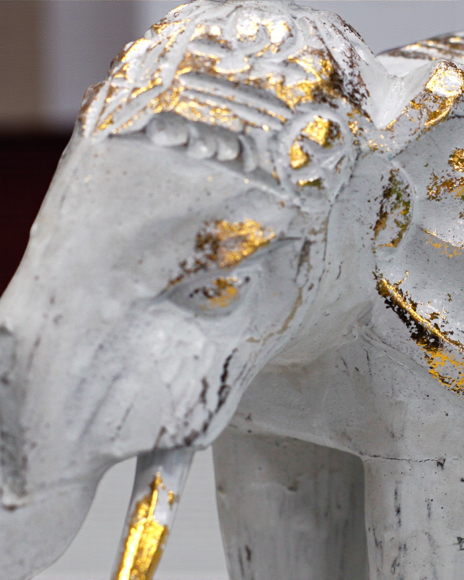 Norsuveistos 24 cm – Valkoinen ja kulta