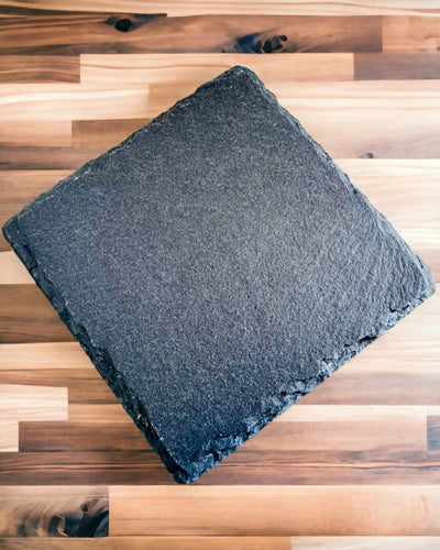 Kahvin tai teen alusta luonnonkivestä personoidulla kaiverruksella – neliö, ympyrä, kuusikulmio, 10 cm