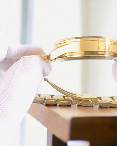 Miesten urheilukello kaksipuolisella, läpinäkyvällä kvartsikoneistolla ja alumiinirannekkeella – Ihanteellinen lahjaksi. Personointi kaiverruksella