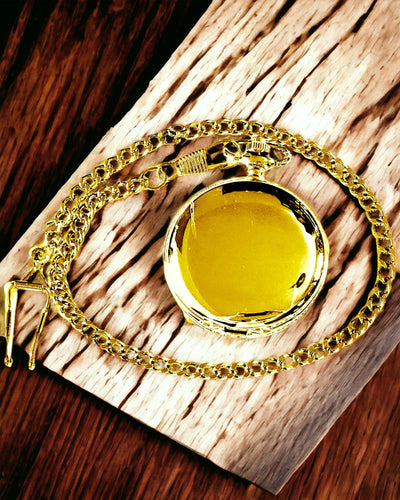 Klassinen taskukello, jossa on kaksoiskansi, manuaalinen, kultainen väri, kaiverruksella